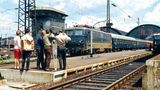 Hier wird der aus dem Frankfurter Hauptbahnhof fahrende Schnellzug mit der E 10 126 gefilmt. Im Hintergrund links das 1957 eingeweihte Gleisbildstellwerk "Fpf".