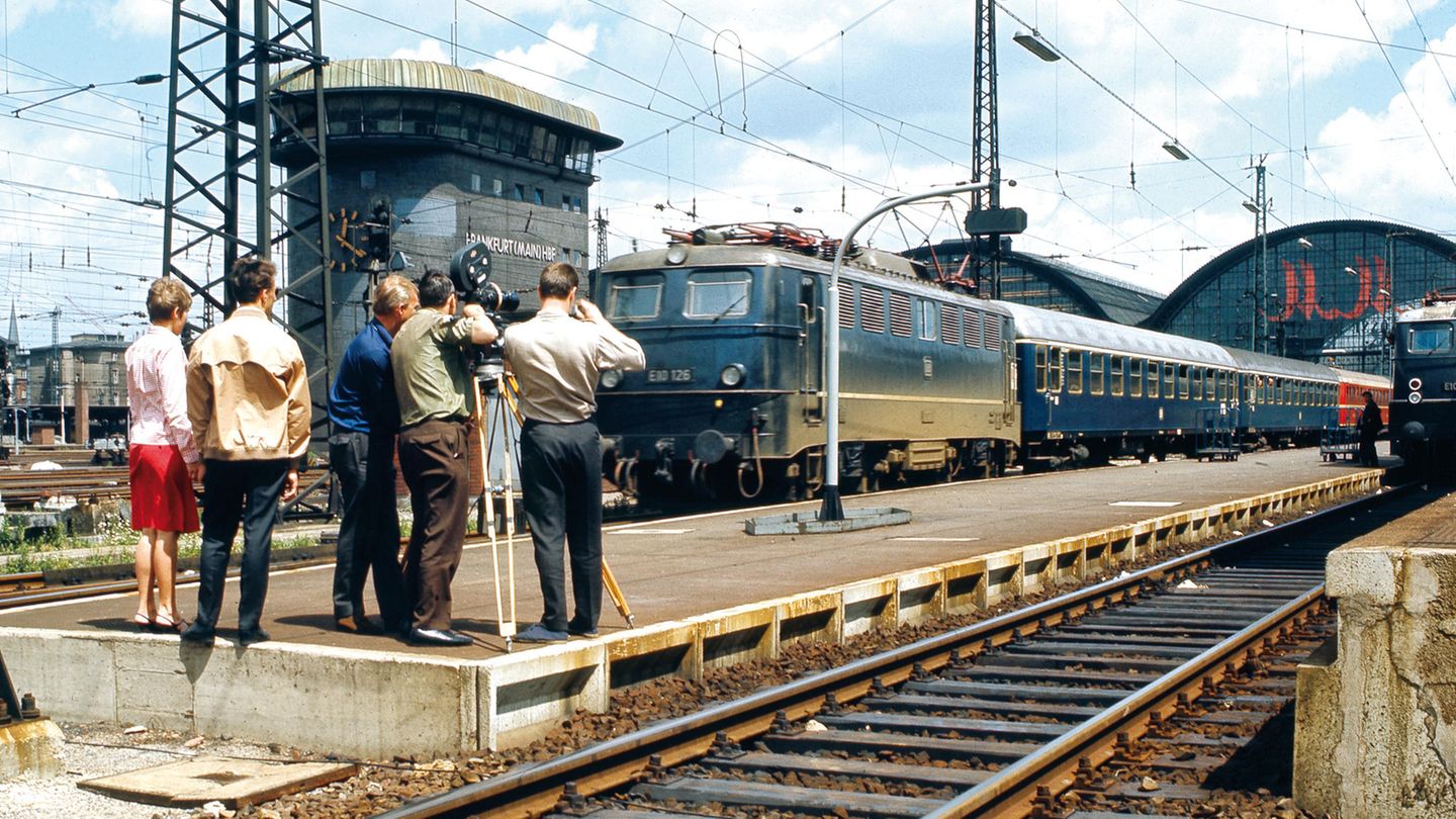 Hier wird der aus dem Frankfurter Hauptbahnhof fahrende Schnellzug mit der E 10 126 gefilmt. Im Hintergrund links das 1957 eingeweihte Gleisbildstellwerk "Fpf".