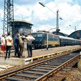 Hier wird der aus dem Frankfurter Hauptbahnhof fahrende Schnellzug mit der E 10 126 gefilmt. Im Hintergrund links das 1957 eingeweihte Gleisbildstellwerk "Fpf".