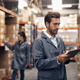 Einkauf, Materialwirtschaft, Logistik: Mittleres Bruttogehalt 37.700 Euro  Berufe z.B.: Fachkraft Lagerlogistik (31.200 Euro), Lkw-Fahrer*in (32.200 Euro), Speditionskaufleute (37.900 Euro), Einkäufer*in (45.300 Euro)