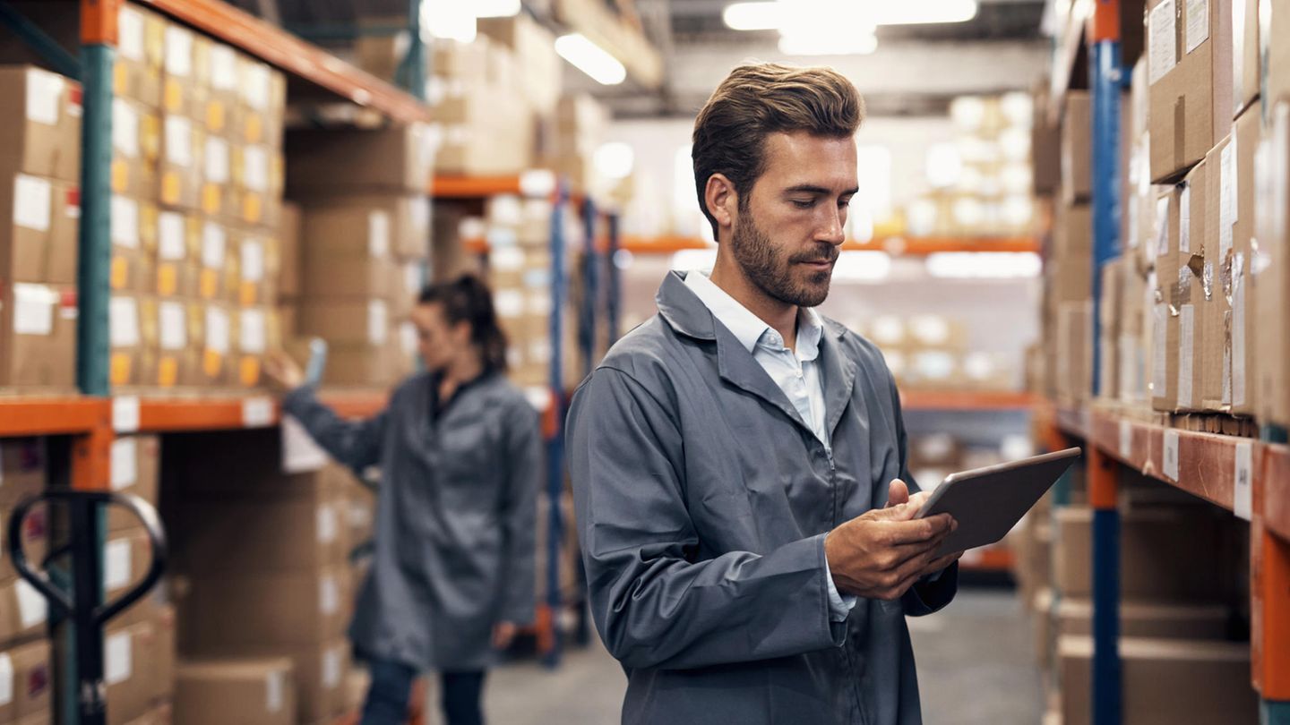 Einkauf, Materialwirtschaft, Logistik: Mittleres Bruttogehalt 37.700 Euro  Berufe z.B.: Fachkraft Lagerlogistik (31.200 Euro), Lkw-Fahrer*in (32.200 Euro), Speditionskaufleute (37.900 Euro), Einkäufer*in (45.300 Euro)