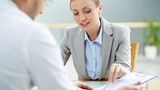 Vertrieb: Mittleres Gehalt 42.800 Euro  z.B.: Einzelhandelskaufleute (29.100 Euro), Vertriebsmitarbeiter*in (41.600 Euro), Key Account Manager*in (66.100 Euro)