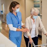 Gesundheit, Pflege, soziale Dienste: Mittleres Gehalt 37.800 Euro  z.B.: Physiotherapeut*in (32.800 Euro), Altenpfleger*in (37.800 Euro), Krankenpfleger*in (40.600 Euro)