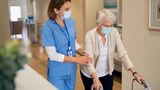 Gesundheit, Pflege, soziale Dienste: Mittleres Gehalt 37.800 Euro  z.B.: Physiotherapeut*in (32.800 Euro), Altenpfleger*in (37.800 Euro), Krankenpfleger*in (40.600 Euro)