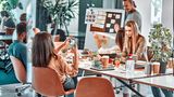 Marketing und PR: Mittleres Gehalt 45.800 Euro  z.B.: Social Media Manager*in (39.900 Euro), PR-Berater*in (40.600 Euro), Marketing Manager*in (49.900 Euro)