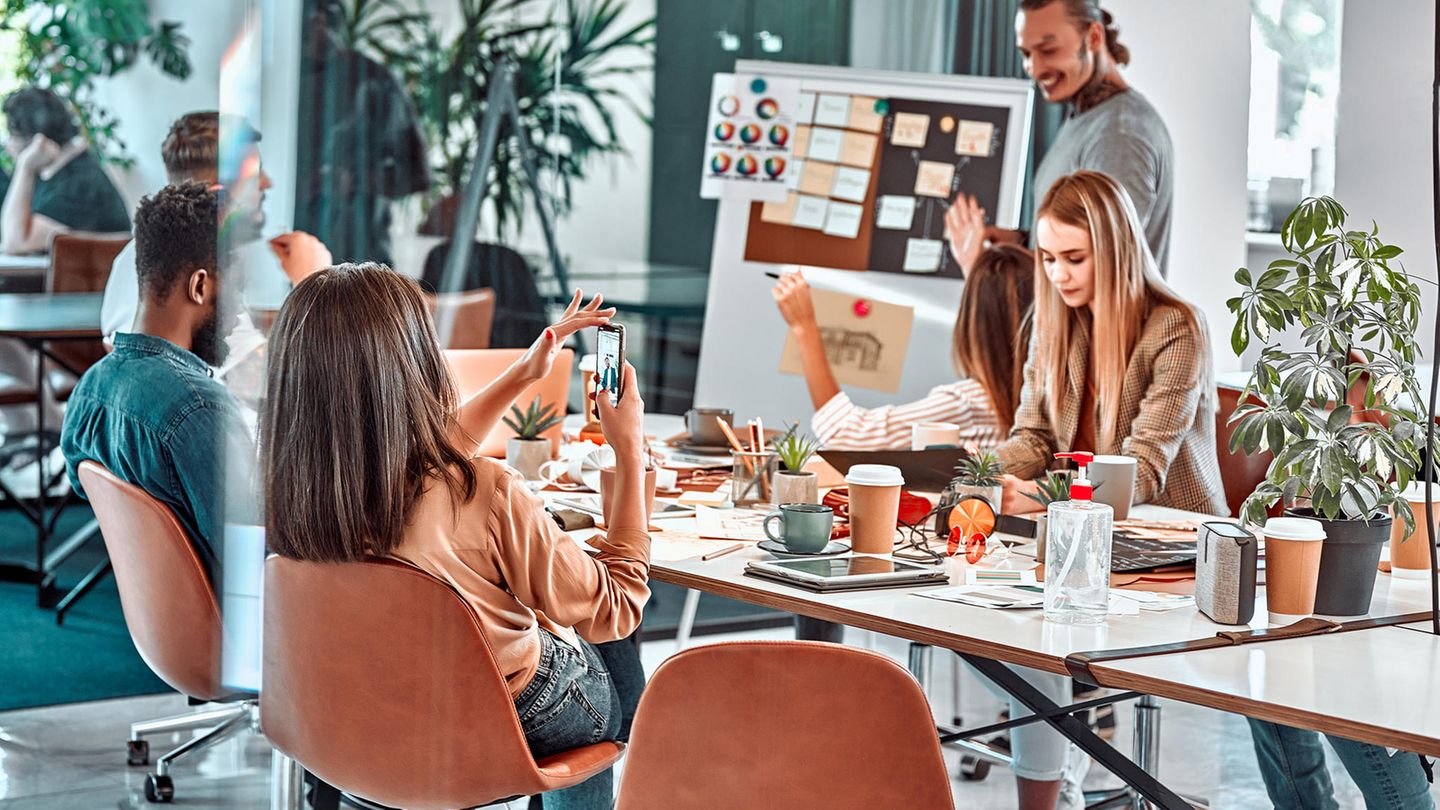 Marketing und PR: Mittleres Gehalt 45.800 Euro  z.B.: Social Media Manager*in (39.900 Euro), PR-Berater*in (40.600 Euro), Marketing Manager*in (49.900 Euro)