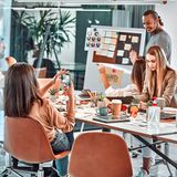 Marketing und PR: Mittleres Gehalt 45.800 Euro  z.B.: Social Media Manager*in (39.900 Euro), PR-Berater*in (40.600 Euro), Marketing Manager*in (49.900 Euro)