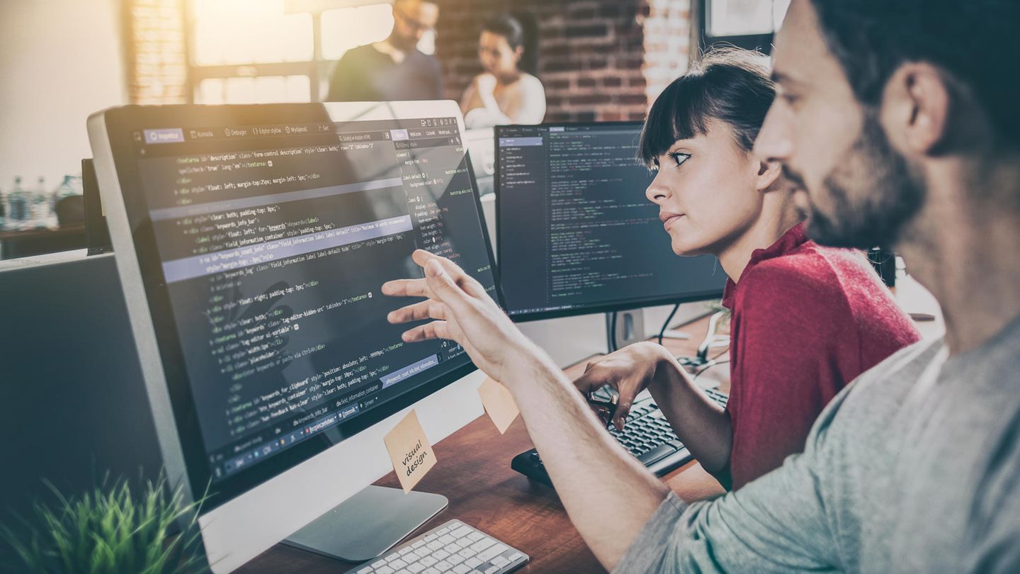 IT: Mittleres Gehalt 57.000 Euro  z.B.: IT-Support (43.300 Euro), Software Entwickler*in (59.800 Euro), IT-Projektmanager*in (72.700 Euro)