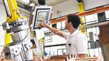 Handwerk und technische Berufe: Mittleres Gehalt 44.800 Euro  z.B.: Mechatroniker*in (40.000 Euro), Industriemechaniker*in (41.600 Euro), Projektmanager*in (62.400 Euro)
