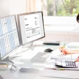 Finanzen, Versicherung, Banking: Mittleres Gehalt 45.600 Euro  z.B.: Steuerfachangestellte (34.500 Euro), Bankkaufleute (45.800 Euro), Bilanzbuchhalter*in (52.300 Euro)