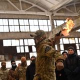 Ein Militärausbilder lehrt Zivilisten den Umgang mit Molotow-Cocktails