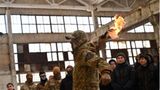Ein Militärausbilder lehrt Zivilisten den Umgang mit Molotow-Cocktails