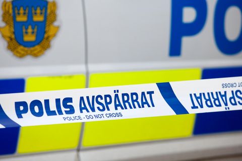 Ein schwedisches Polizeiauto und ein Absperrband davor