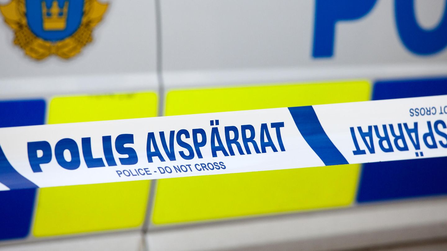 Ein schwedisches Polizeiauto und ein Absperrband davor
