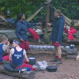 Peter Althof und Linda Nobat streiten sich am Lagerfeuer