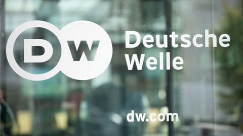 Der Name "Deutsche Welle" steht an einer Glasscheibe.