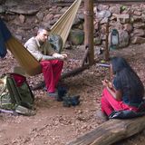 Erics egoistische Aktion hatte ein Nachspiel: Er war nun im Camp bei allen unten durch. Linda stellte ihn zur Rede. "Ich würde dir gern ein paar Sachen sagen. Ich verstehe dich nicht, aber ich würde dich gerne verstehen." Langsam dämmerte dem Schauspieler, dass er vielleicht einen Fehler gemacht hat. Später sollte er sich vor versammelter Mannschaft entschuldigen.