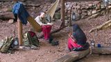Erics egoistische Aktion hatte ein Nachspiel: Er war nun im Camp bei allen unten durch. Linda stellte ihn zur Rede. "Ich würde dir gern ein paar Sachen sagen. Ich verstehe dich nicht, aber ich würde dich gerne verstehen." Langsam dämmerte dem Schauspieler, dass er vielleicht einen Fehler gemacht hat. Später sollte er sich vor versammelter Mannschaft entschuldigen.