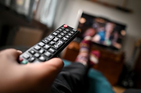 Eine Fernbedienung wird in der Hand gehalten