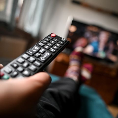 Eine Fernbedienung wird in der Hand gehalten