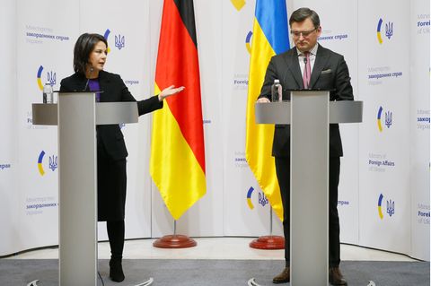 Bundesaußenministerin Annalena Baerbock (Bündnis 90/Die Grünen) und ihr ukrainischer Amtskollege Dmytro Kuleba