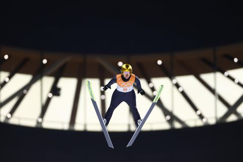 Der Sprung des Anstoßes: Nach ihrem Satz im 1. Durchgang des Mixed-Teamwettbewerbs wurde die Deutsche Katharina Althaus wegen eines nicht-regelkonformen Anzugs disqualifiziert