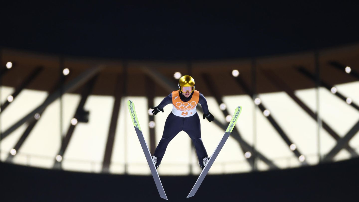 Der Sprung des Anstoßes: Nach ihrem Satz im 1. Durchgang des Mixed-Teamwettbewerbs wurde die Deutsche Katharina Althaus wegen eines nicht-regelkonformen Anzugs disqualifiziert