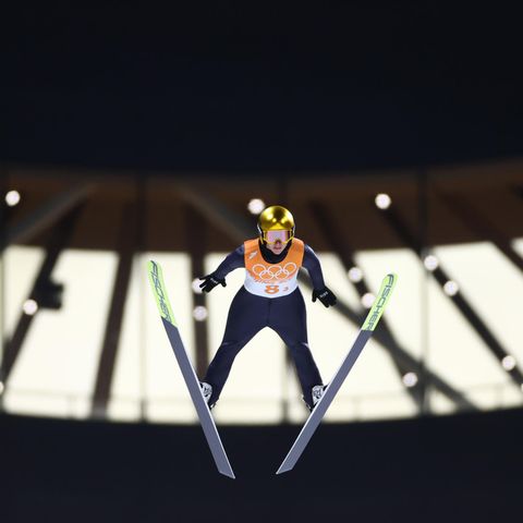Der Sprung des Anstoßes: Nach ihrem Satz im 1. Durchgang des Mixed-Teamwettbewerbs wurde die Deutsche Katharina Althaus wegen eines nicht-regelkonformen Anzugs disqualifiziert