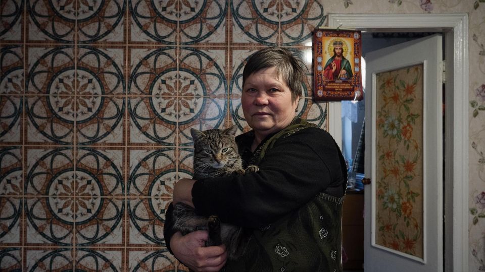 Eine Frau mit einer Katze auf dem Arm