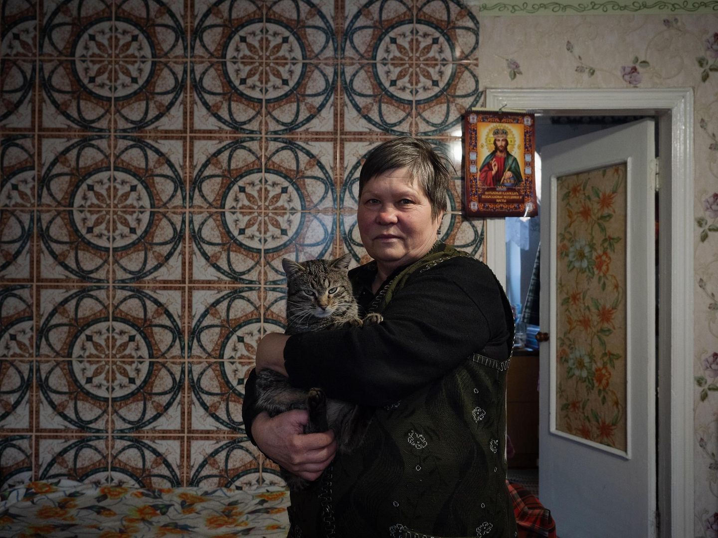 Eine Frau mit einer Katze auf dem Arm