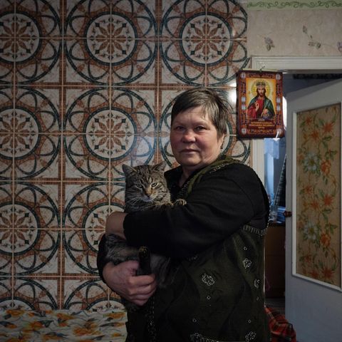 Eine Frau mit einer Katze auf dem Arm