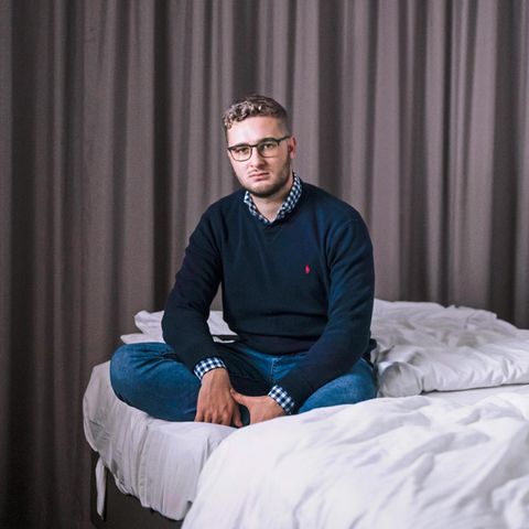 stern-Reporter Fabian Huber auf seinem Bett im Hotelzimmer