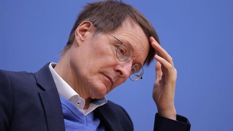 Die Omikron-Welle habe ihren Höhepunkt noch nicht überschritten, warnte Bundesgesundheitsminister Karl Lauterbach vor der Bundespressekonferenz. Der Zeitpunkt für Lockerungen sei noch nicht gekommen