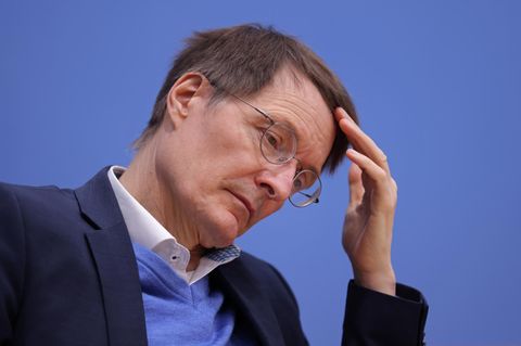 Die Omikron-Welle habe ihren Höhepunkt noch nicht überschritten, warnte Bundesgesundheitsminister Karl Lauterbach vor der Bundespressekonferenz. Der Zeitpunkt für Lockerungen sei noch nicht gekommen