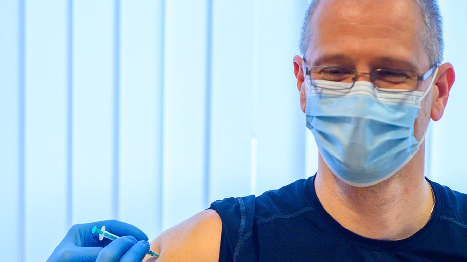 5000-Euro-Prämie für Corona-Impfung: Firma zahlt Mitarbeitern Bonus für den Pieks 5000-Euro-Prämie für Corona-Impfung: Firma zahlt Mitarbeitern Bonus für den Pieks