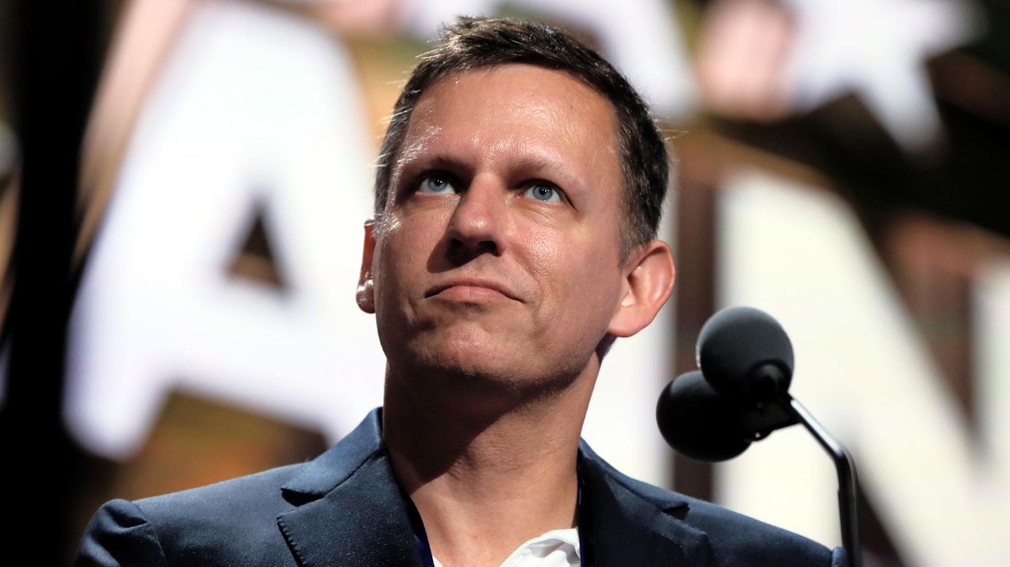Billionaire Peter Thiel is leaving Facebook – and is now fully committed to Trump
