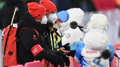 Stefan Horngacher (l.) und Maximilian Mechler, die beiden Skisprung-Bundestrainer der Männer und Frauen, sind fassungslos, nachdem sie von der Disqualifikation ihrer Springerin Katharina Althaus erfahren haben