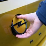 Über das Opel-Logo läßt sich beim Opel Astra die Heckklappe öffnen