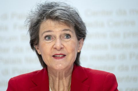 Simonetta Sommaruga, Regierungsmitglied in der Schweiz, trägt kurze graue Haare und einen roten Blazer