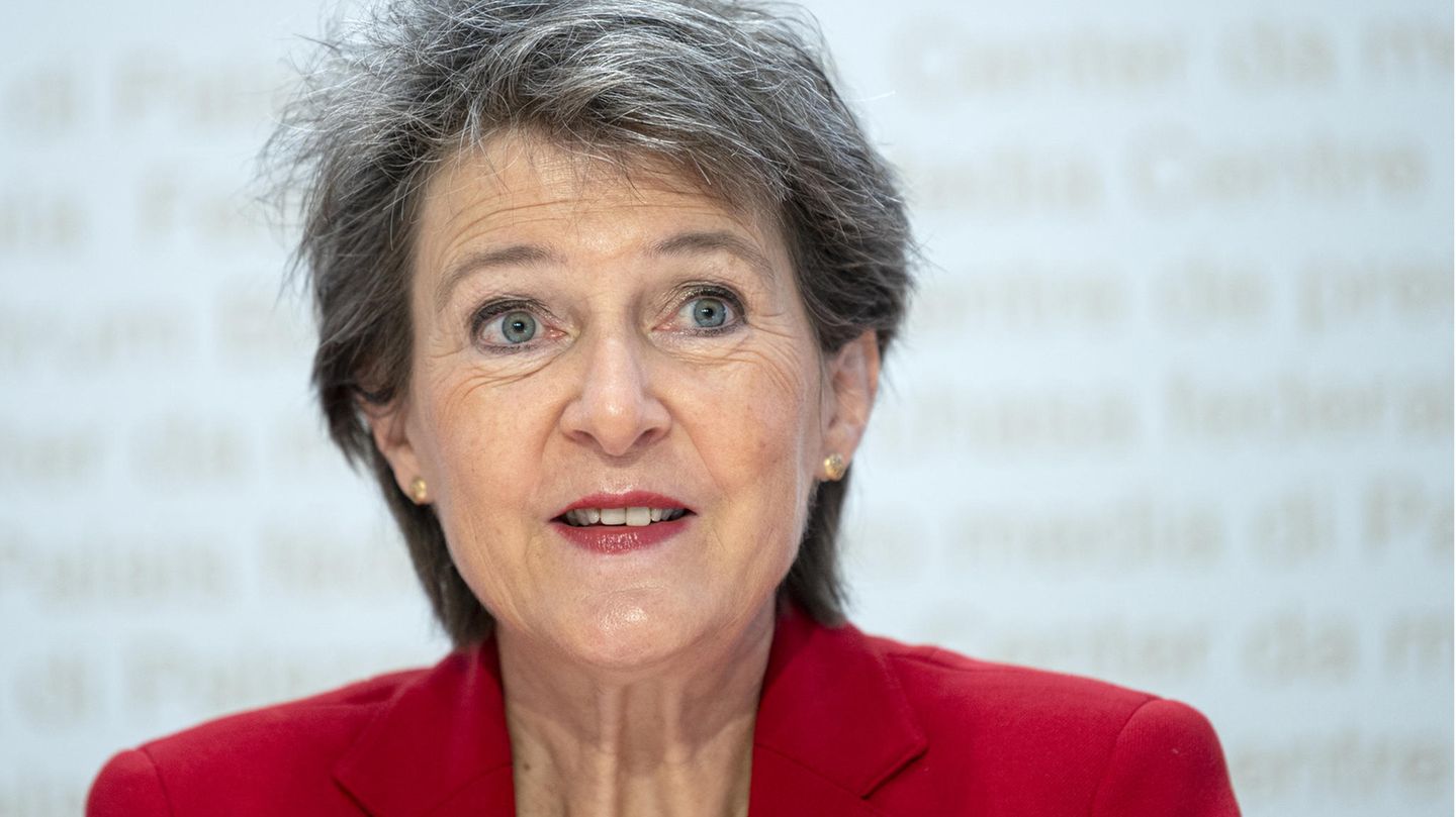 Simonetta Sommaruga, Regierungsmitglied in der Schweiz, trägt kurze graue Haare und einen roten Blazer