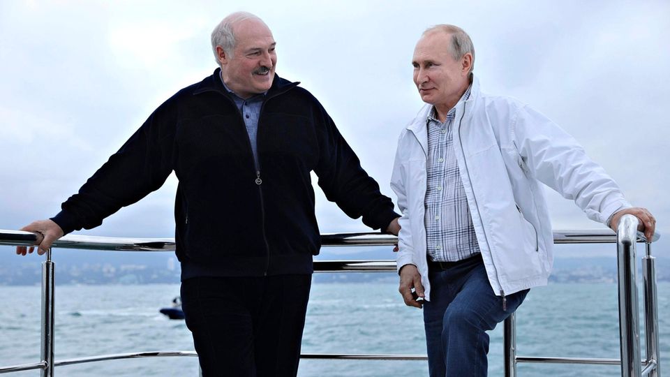 Im Mai 2021 an Bord der "Graceful": Wladimir Putin und Alexander Lukaschenko.