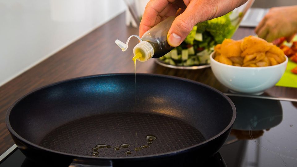 Küchentrick: Öl in der Pfanne anbraten, ohne dass es spritzt