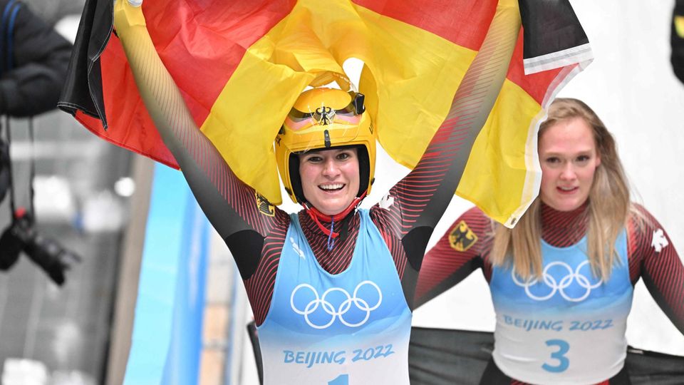 Die deutschen Olympionikinnen und Rodlerinnen Natalie Geisenberger (l.) und Anna Berreiter