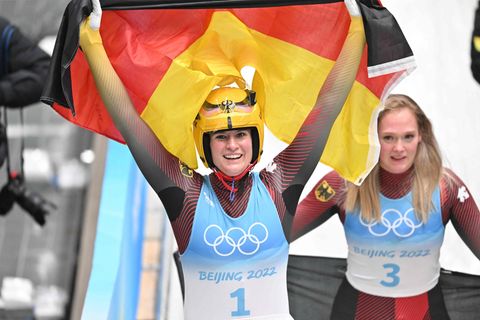 Die deutschen Olympionikinnen und Rodlerinnen Natalie Geisenberger (l.) und Anna Berreiter