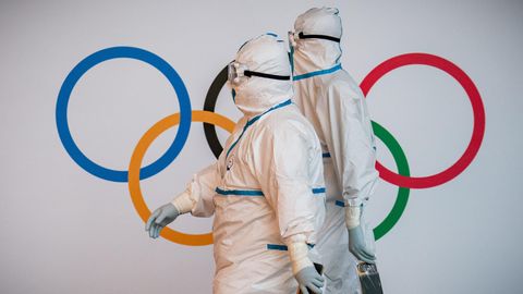 Olympia 2022 in Peking: In kompletter Schutzmontur empfangen Helfer am Flughafen in Peking die Teilnehmenden der Winterspiele.