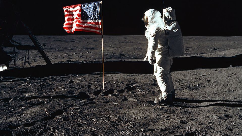 Astronaut blickt auf US-Flagge