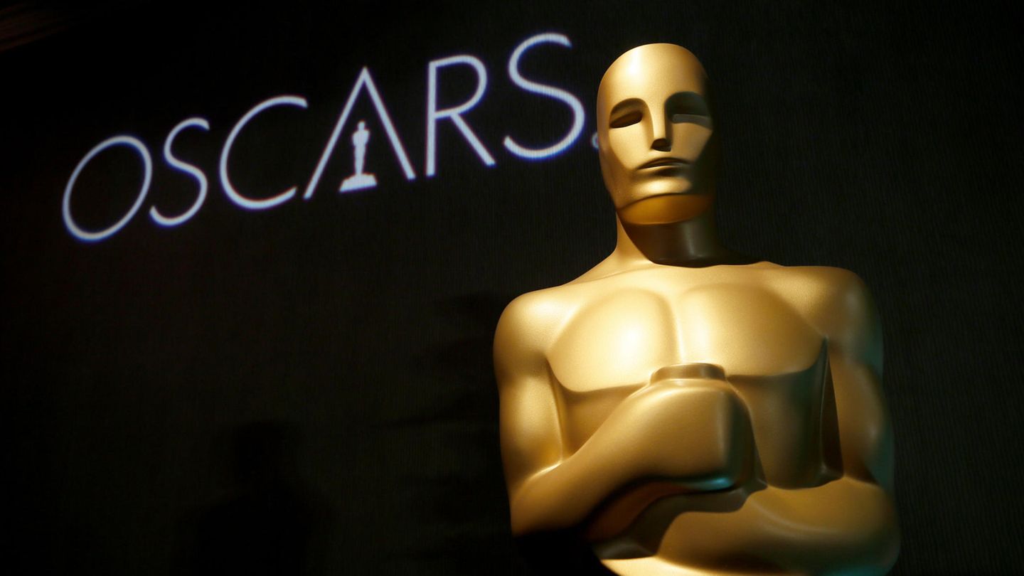 Oscar Statue