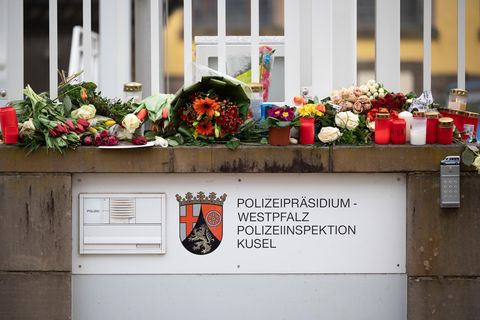 Blumen liegen vor der Polizeiinspektion Kusel