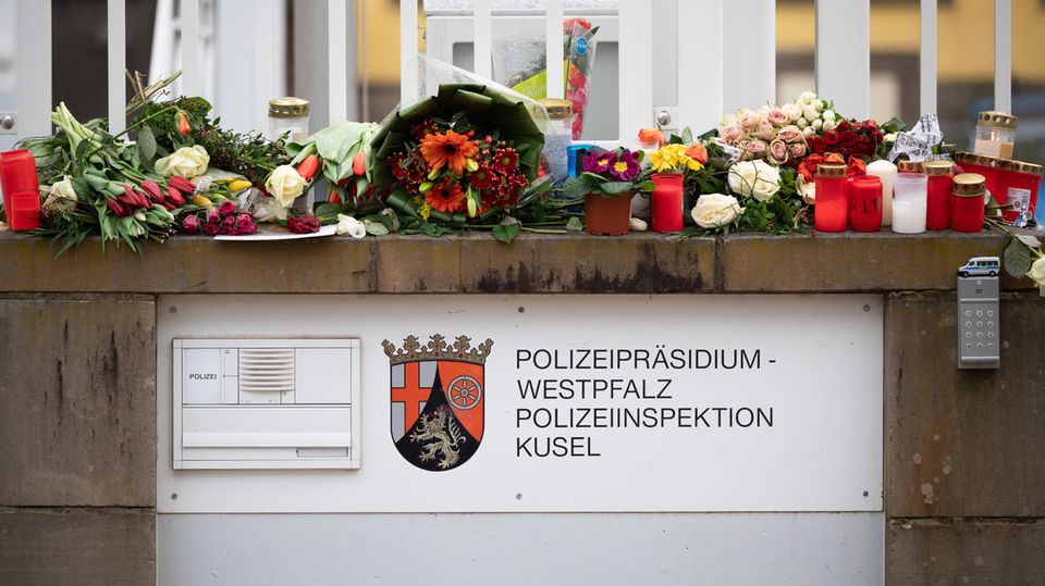 Blumen liegen vor der Polizeiinspektion Kusel
