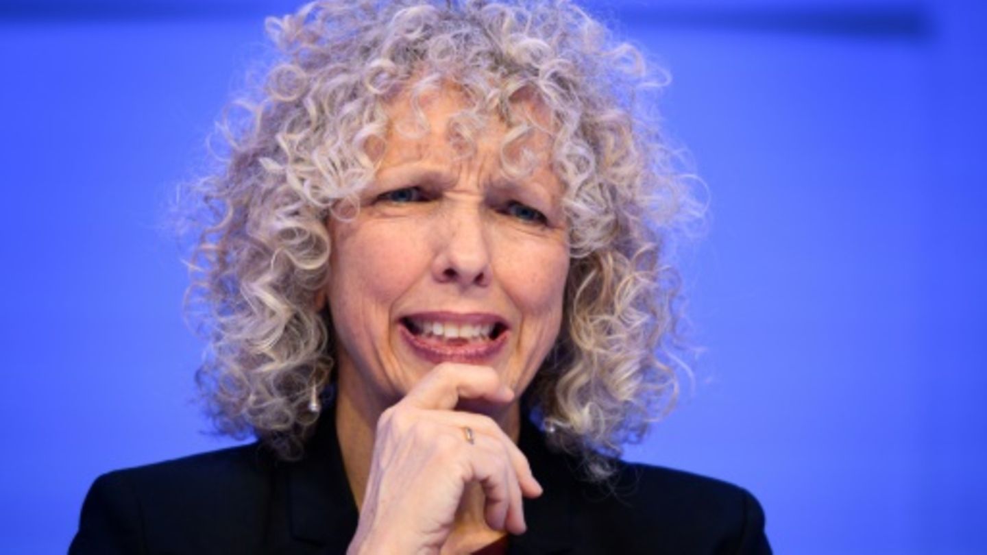 Greenpeace-Chefin Jennifer Morgan hält einen Zeigefinger vors Kinn